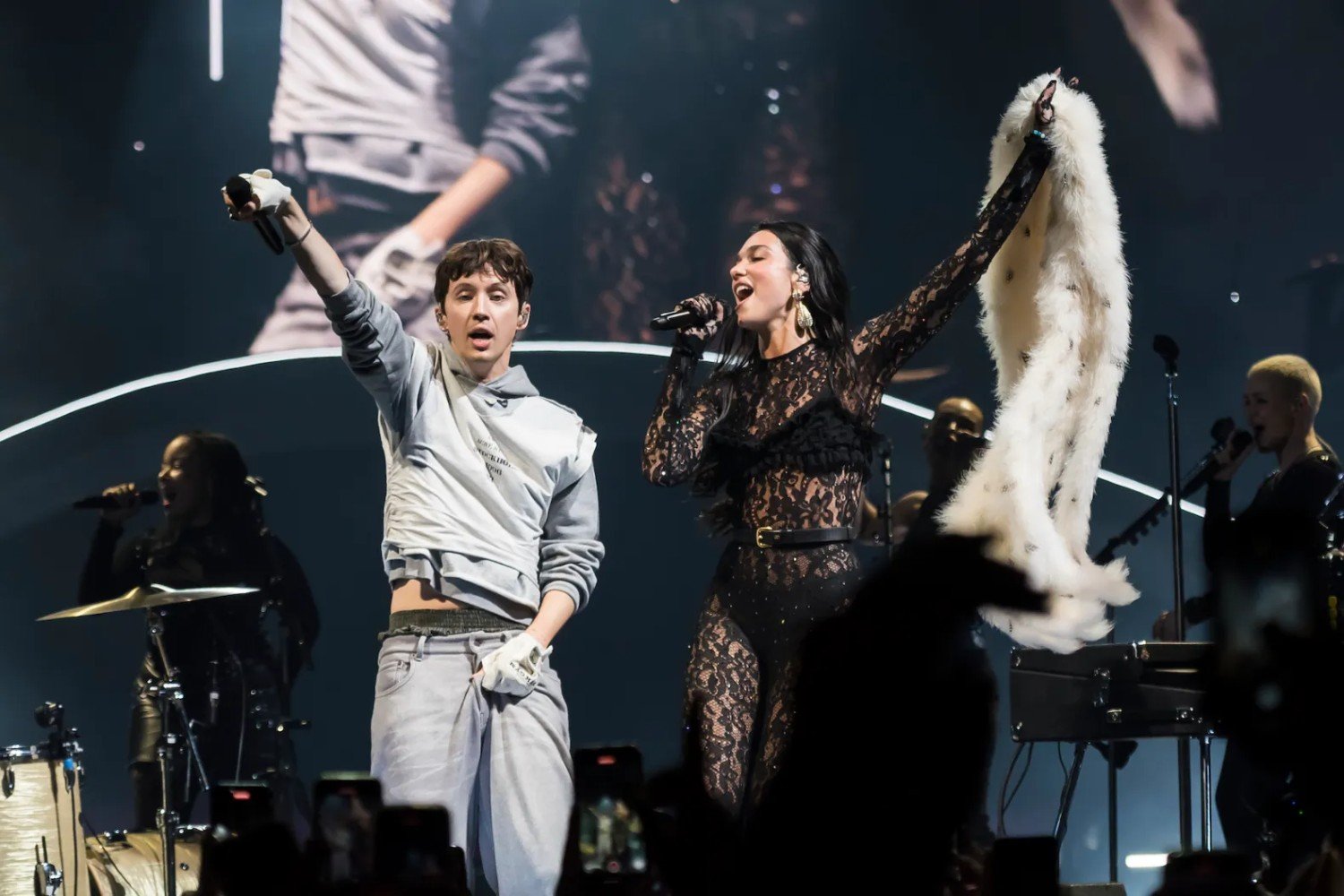 Dua Lipa και Troye Sivan συνεργάζονται στο remix του «Physical»