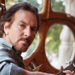 Ο Eddie Vedder άλλαξε μία γενιά με τη μουσική των Pearl Jam – Τώρα σώζει ζωές με έναν νέο τρόπο