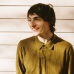 Ο Finn Wolfhard αφήνει πίσω το «Stranger Things» και βρίσκει τη δική του φωνή στο νέο άλμπουμ «Fire From The Hip»