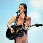 Η Gracie Abrams μιλά για το προνόμιο να είσαι «nepo baby» στη μουσική βιομηχανία