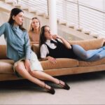 «Tie You Down»: HAIM και Bon Iver σε ένα ντουέτο για τη λεπτή γραμμή ανάμεσα στην ανάγκη και την ελευθερία