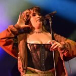 Η Lola Young επιστρέφει στο All Things Go Festival μετά την κατάρρευσή της: «Έχουμε ανοιχτούς λογαριασμούς»