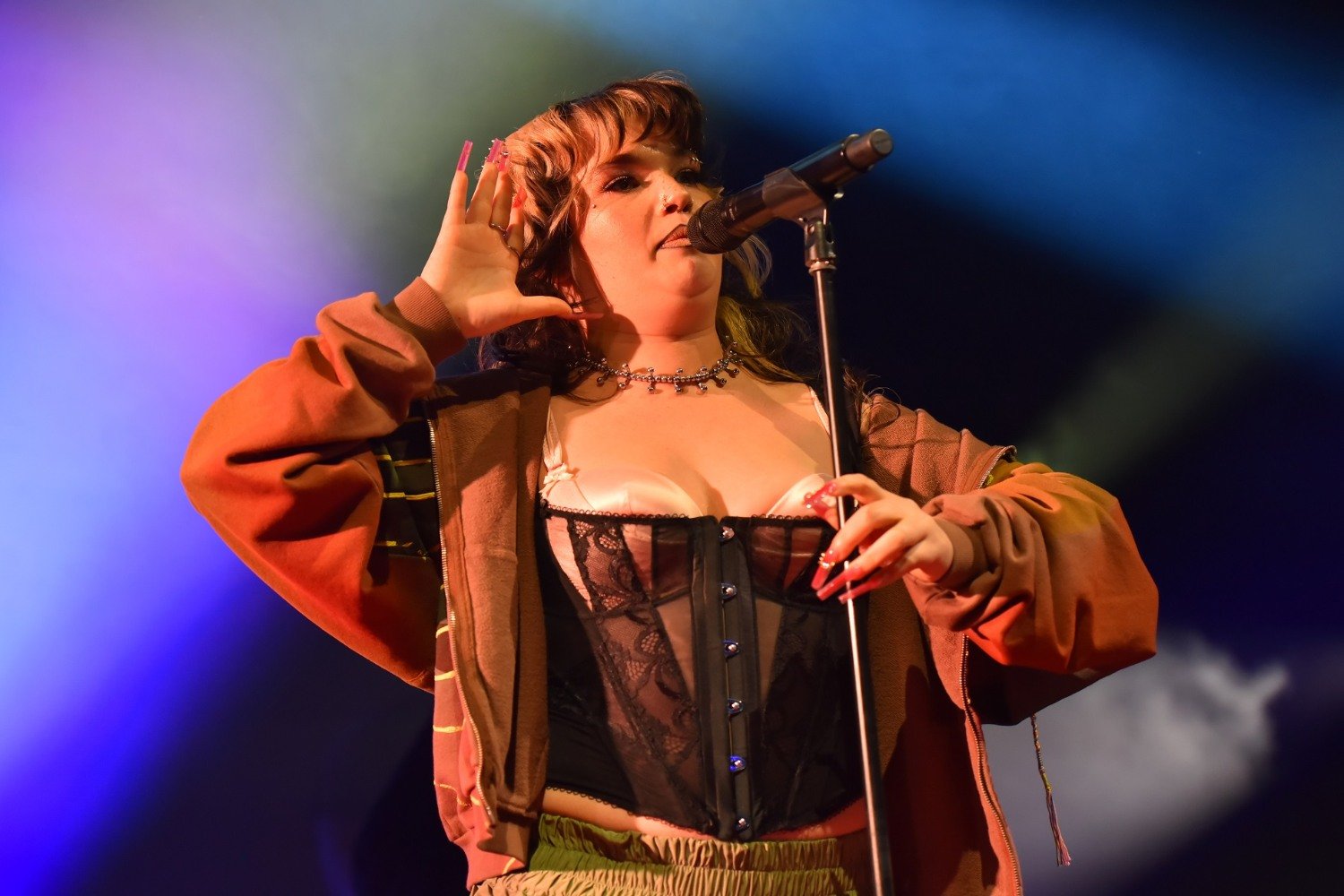 Η Lola Young επιστρέφει στο All Things Go Festival μετά την κατάρρευσή της: «Έχουμε ανοιχτούς λογαριασμούς»