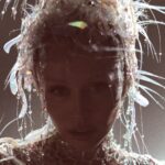 Η Miley Cyrus ραγίζει το καλούπι της pop στο νέο άλμπουμ «Something Beautiful»