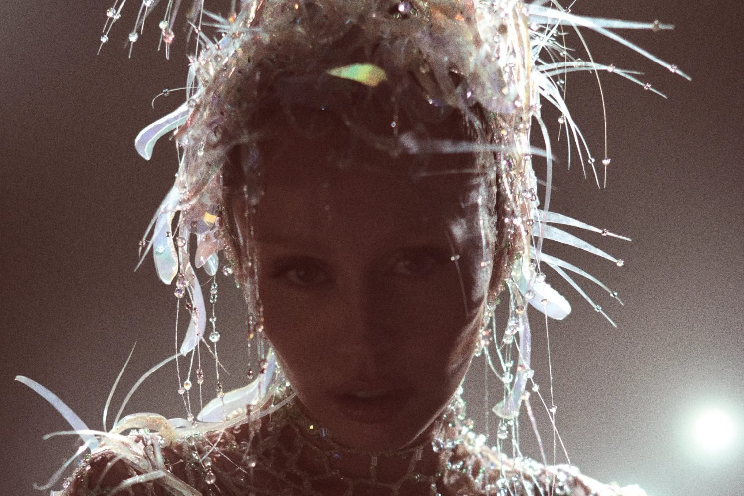 Η Miley Cyrus ραγίζει το καλούπι της pop στο νέο άλμπουμ «Something Beautiful»