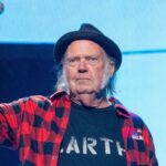 Neil Young: Το νέο άλμπουμ του είναι μία ευθεία επίθεση στον «χειρότερο πρόεδρο στην ιστορία των ΗΠΑ»
