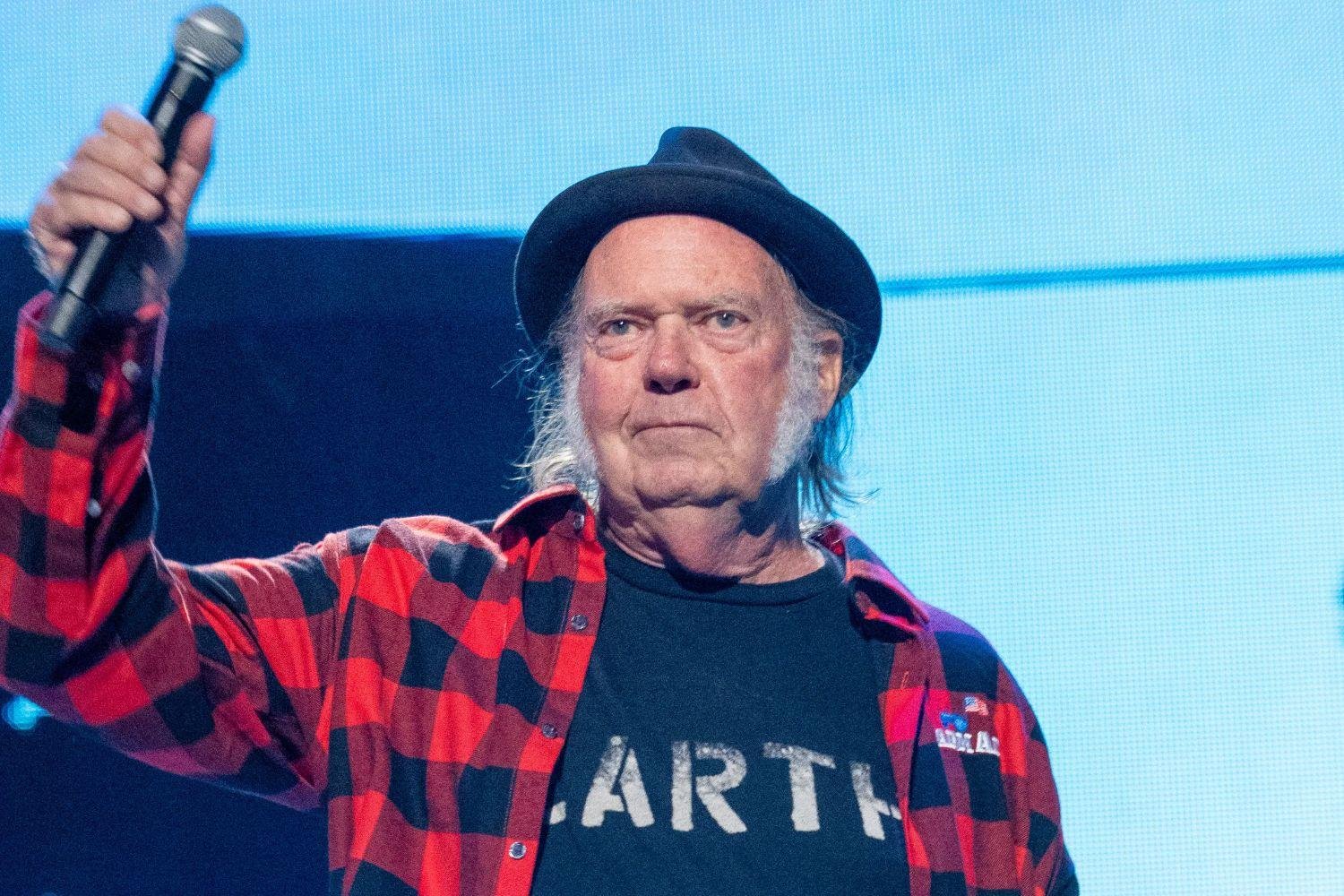 Neil Young: Το νέο άλμπουμ του είναι μία ευθεία επίθεση στον «χειρότερο πρόεδρο στην ιστορία των ΗΠΑ»