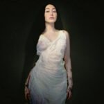 Η Noah Cyrus τραγουδά για τις σκιές της οικογένειάς της στο «Don’t Put It All On Me»