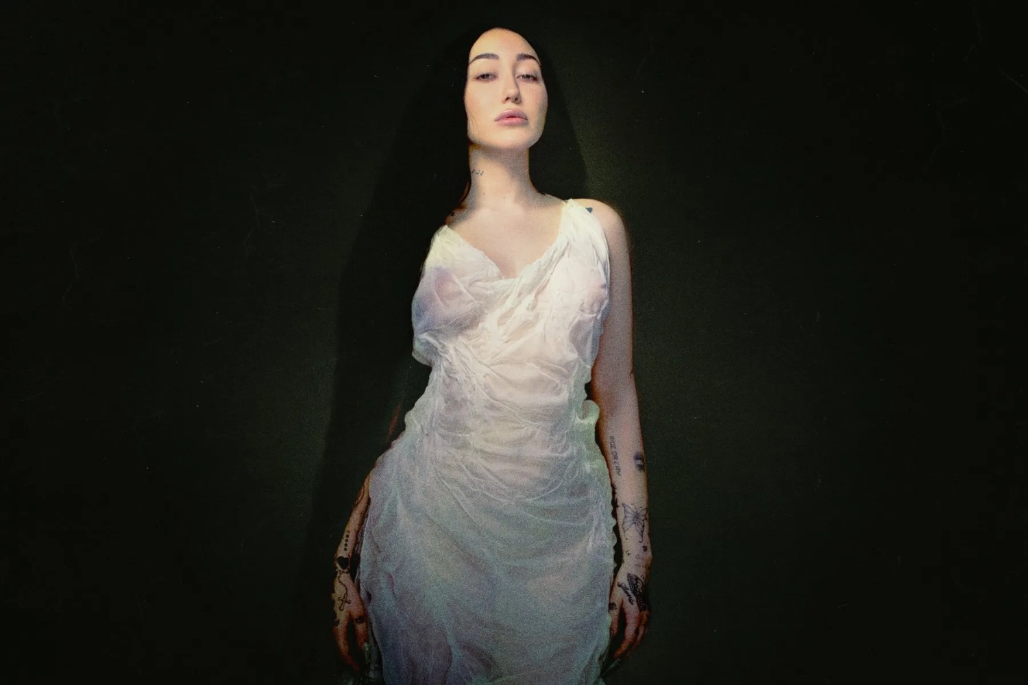 Η Noah Cyrus τραγουδά για τις σκιές της οικογένειάς της στο «Don’t Put It All On Me»