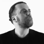 «Έρημο Φως»: Ο Στάθης Δρογώσης ξορκίζει τις πληγές του με μουσική