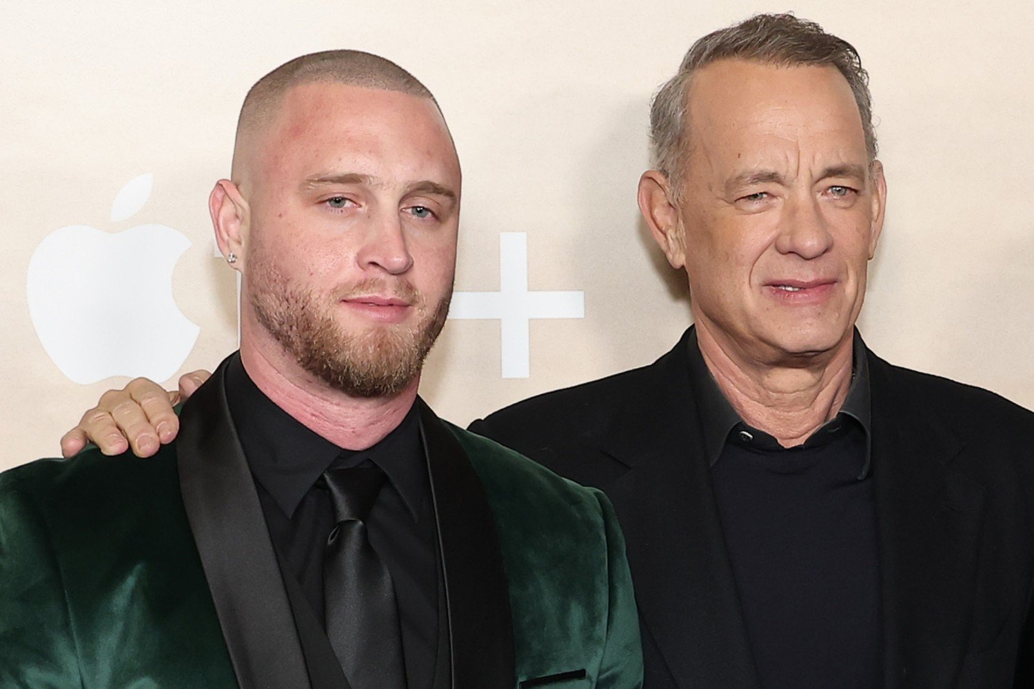 Ο Tom Hanks ζωντανεύει ξανά τον «Forrest Gump» στο νέο video clip του γιου του Chet Hanks