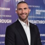 Adam Levine: Οι Maroon 5 «επιστρέφουν στα βασικά» στο νέο άλμπουμ τους