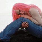«Headphones On»: Η Addison Rae δραπετεύει στα τοπία της Ισλανδίας