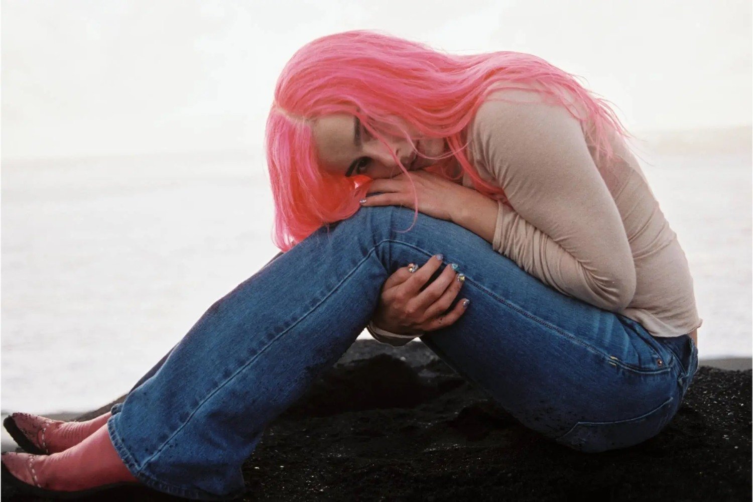 «Headphones On»: Η Addison Rae δραπετεύει στα τοπία της Ισλανδίας