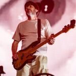 Ο Alex James των Blur αποδομεί τον μύθο του Glastonbury: «Ένα αιματηρό ξεφάντωμα ναρκωτικών»
