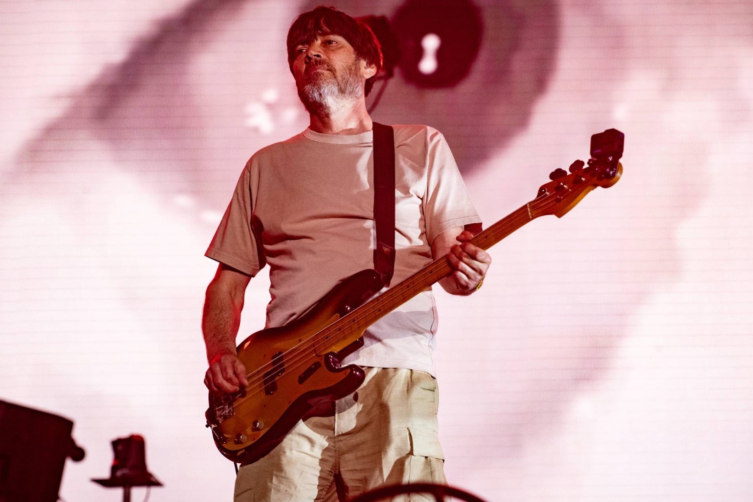 Ο Alex James των Blur αποδομεί τον μύθο του Glastonbury: «Ένα αιματηρό ξεφάντωμα ναρκωτικών»