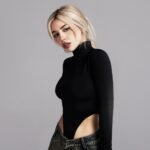 Η Ava Max διαδηλώνει εναντίον της… μουσικής της: «Μην πατήσετε play»