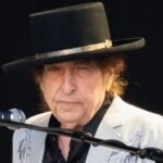 Ο Bob Dylan τραγουδά το «Masters of War» για πρώτη φορά μετά από οκτώ χρόνια και στέλνει πολιτικά μηνύματα