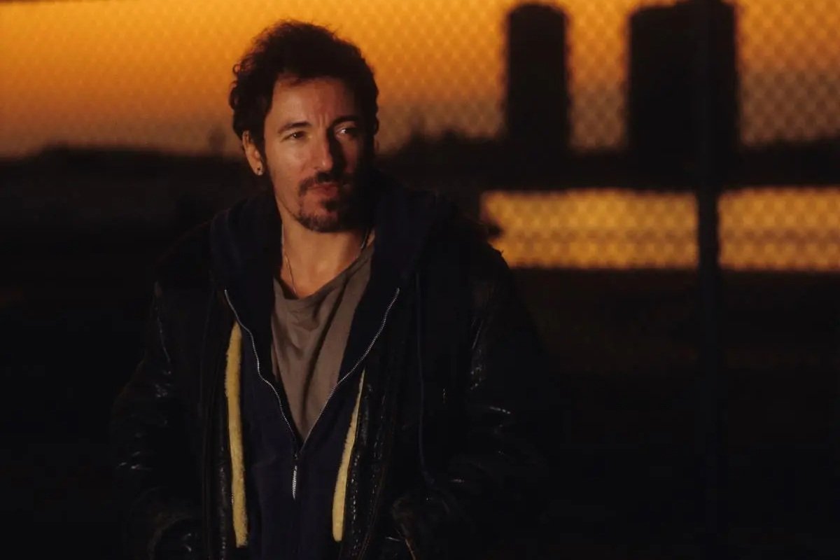 Ο Bruce Springsteen μοιράζεται το ακυκλοφόρητο τραγούδι «Blind Spot»