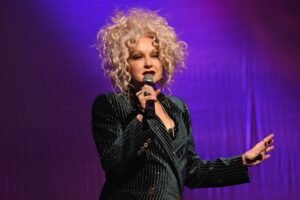 Η Cyndi Lauper απορρίπτει την κουλτούρα της ακύρωσης και υπερασπίζεται τη συνεργασία της με τη Nicki Minaj