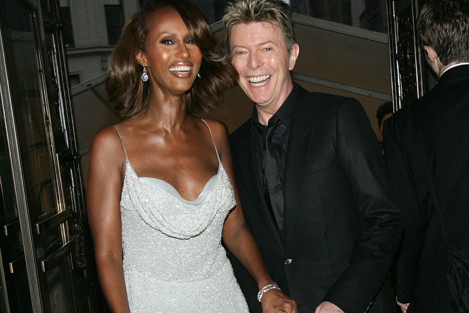Η κόρη του David Bowie απαντά στις συγκρίσεις με τον πατέρα της: «Δεν είμαι αντίγραφο, ούτε σκιά»