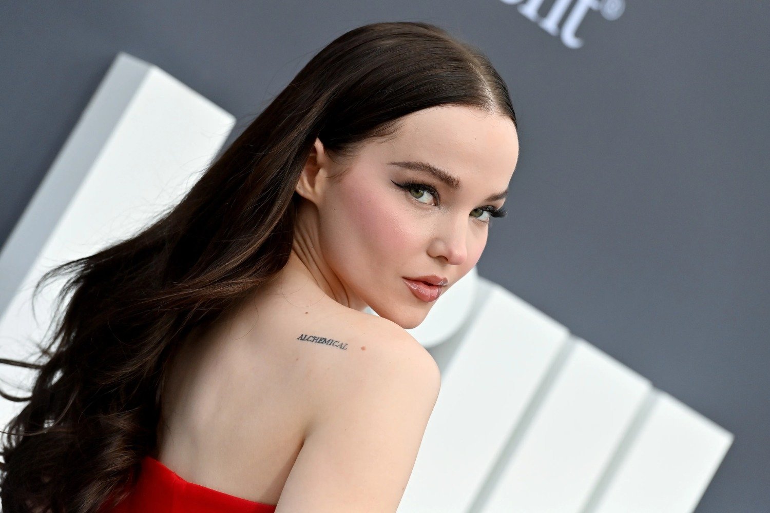 Dove Cameron: Η δολοφονία της παιδικής φίλης της και το τραύμα που τη σημάδεψε για πάντα
