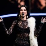 Η Dua Lipa τραγουδά το «Bésame Mucho» στην πιο τρυφερή στιγμή της περιοδείας της