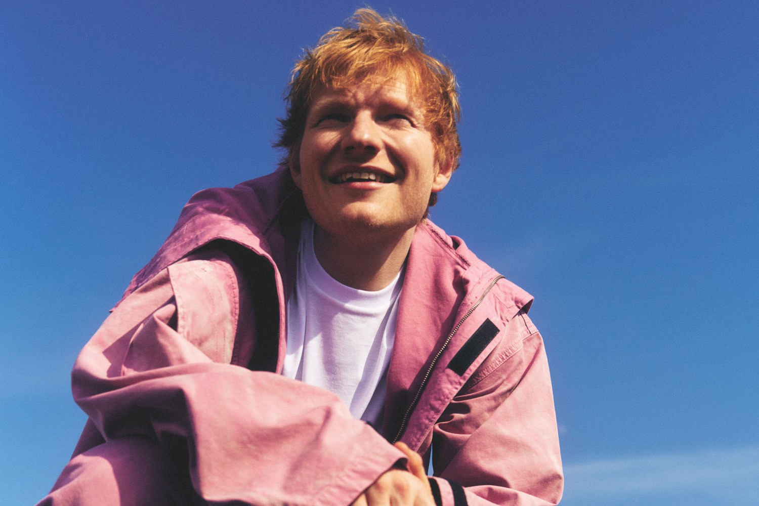 Ο Ed Sheeran χάνεται σε έναν περσικό γάμο στο πολύχρωμο video του «Azizam» Ο Ed Sheeran χάνεται σε έναν περσικό γάμο στο πολύχρωμο video του «Azizam»