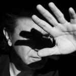 «Τα Χέρια Μου Ανοίγω»: Ο Γιάννης Κότσιρας τραγουδά την αλήθεια του πόνου