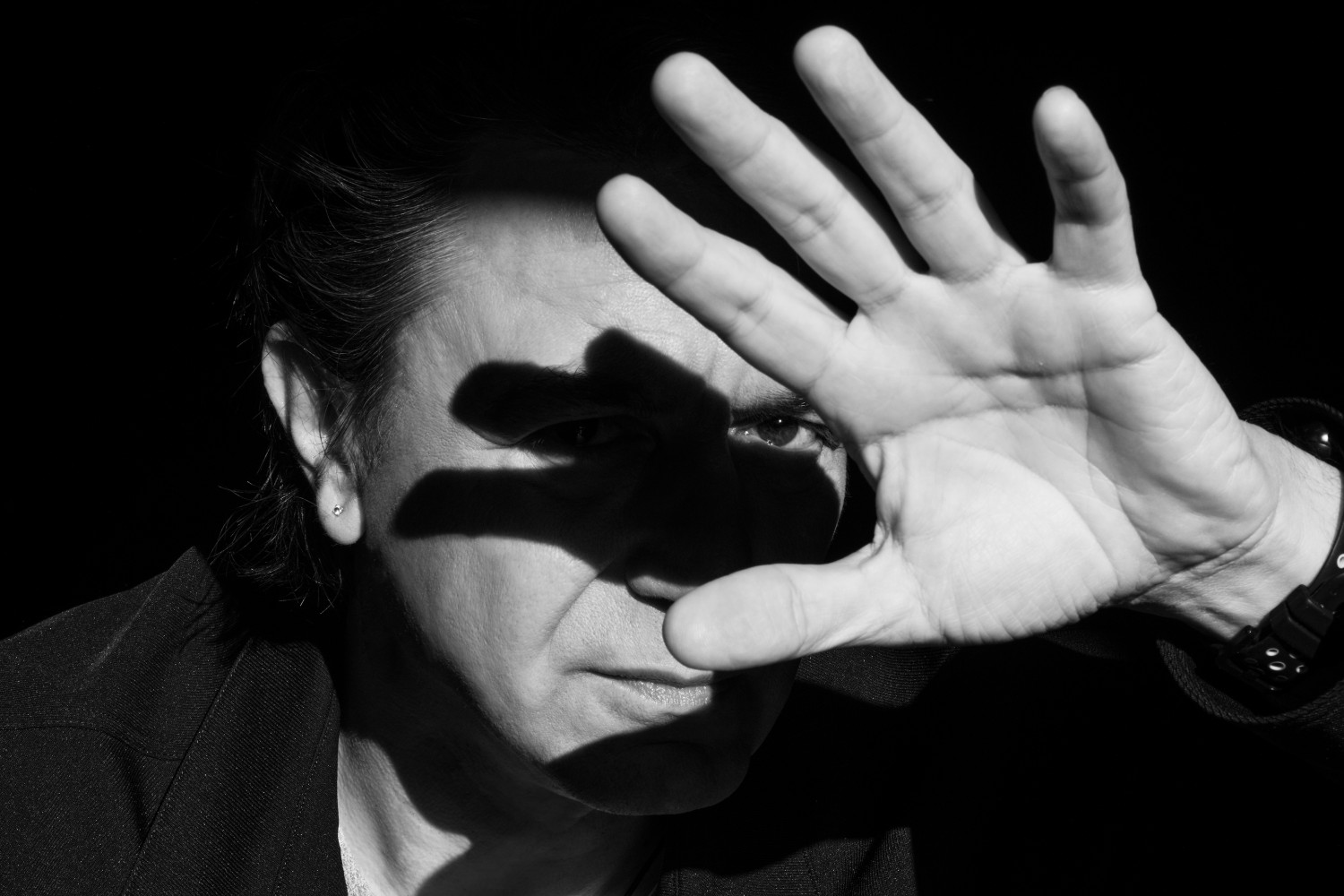 «Τα Χέρια Μου Ανοίγω»: Ο Γιάννης Κότσιρας τραγουδά την αλήθεια του πόνου