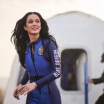 Η Katy Perry επέστρεψε από το διάστημα και φίλησε τη γη – Η ιστορική γυναικεία αποστολή