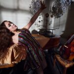 Η Laufey ξεκλειδώνει την αλήθεια του έρωτα με το «Silver Lining»