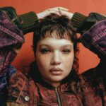 «D£ALER»: Η Lola Young μάς οδηγεί στα σκοτεινά μονοπάτια της ψυχής της με τον πιο γοητευτικό τρόπο