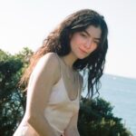 Lorde: «Ποτέ δεν ένιωσα γυναίκα μέχρι τα 26» – Η συζήτηση για το φύλο και τη μουσική