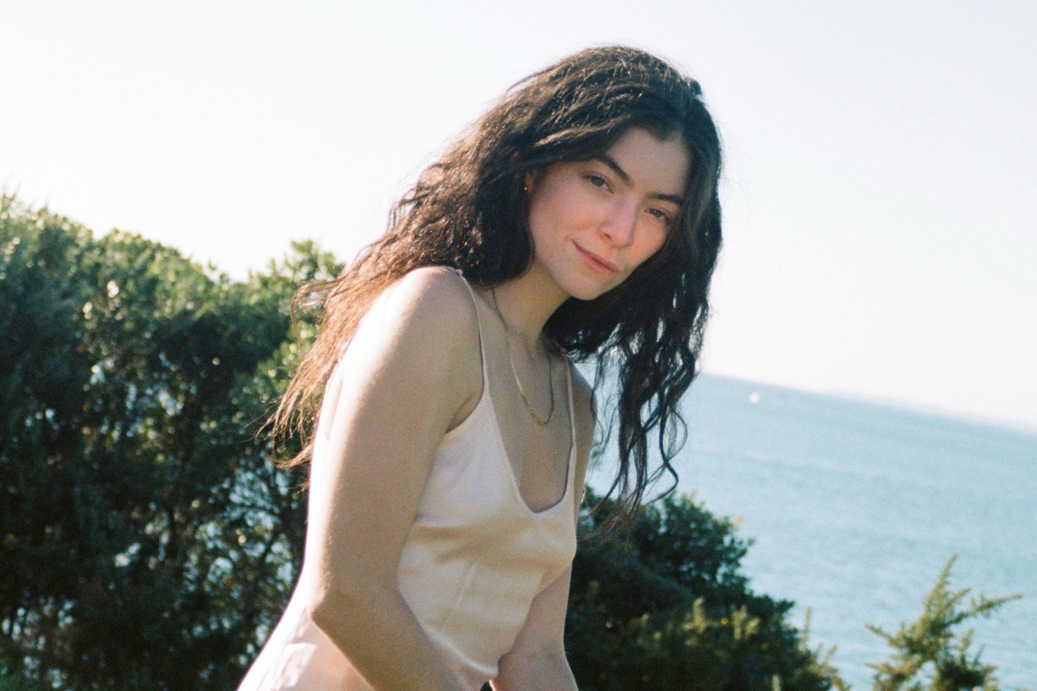 Lorde: «Ποτέ δεν ένιωσα γυναίκα μέχρι τα 26» – Η συζήτηση για το φύλο και τη μουσική