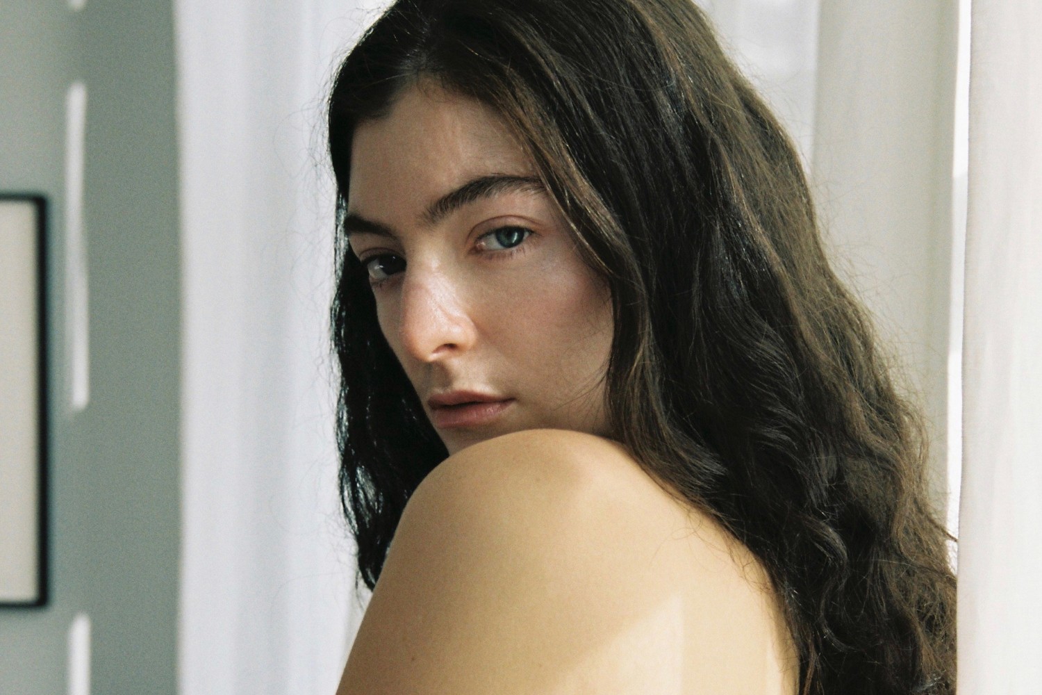 Η Lorde αγκαλιάζει τη ρευστότητα του φύλου της στο νέο single «Man Of The Year»