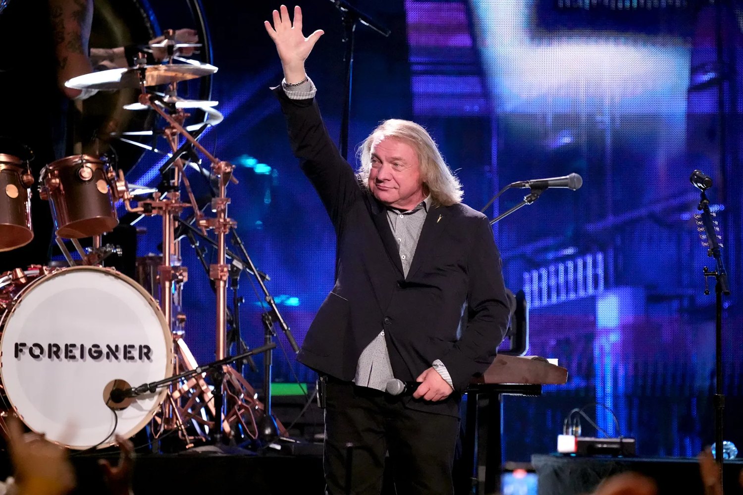 Ο Lou Gramm στην ένταξη των Foreigner στο Rock and Roll Hall Of Fame το 2024.