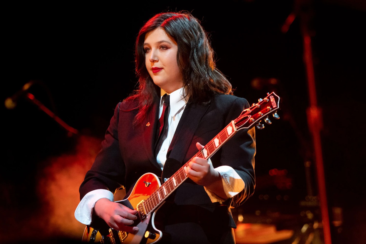 Lucy Dacus και Chappell Roan τραγουδούν μαζί το «The Book Of Love» για το Σουδάν και την Παλαιστίνη