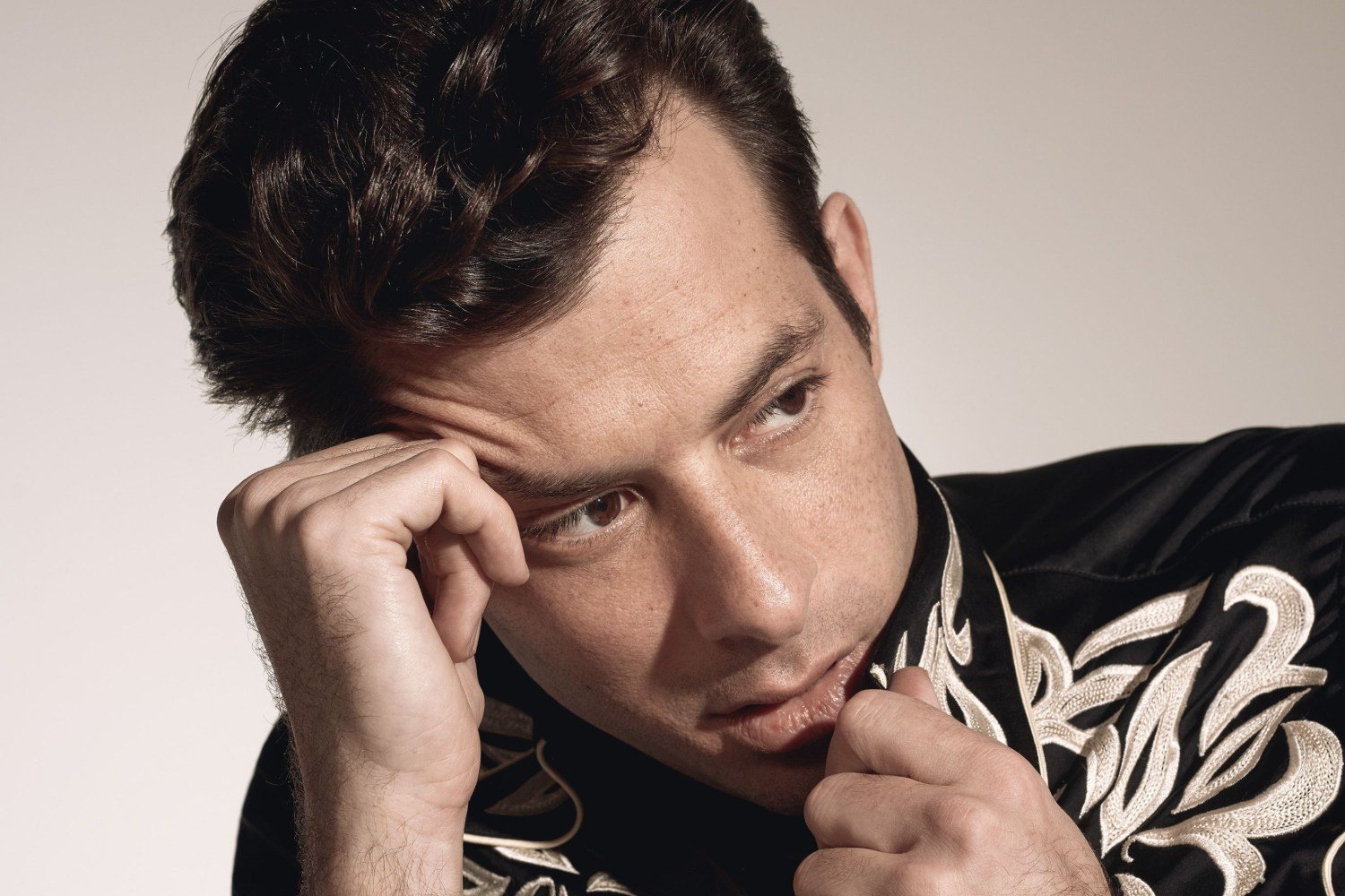Mark Ronson: Η τιμητική διάκριση στα Clio Awards για τον άνθρωπο που άλλαξε τον ήχο της εποχής μας