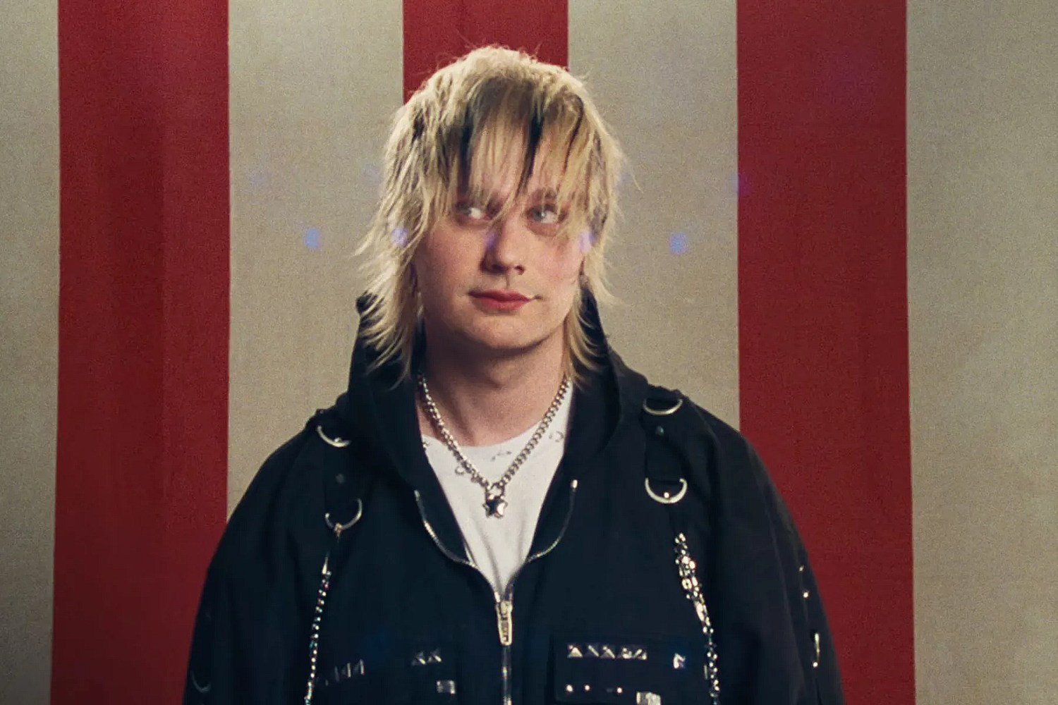 Ο Michael Clifford των 5 Seconds of Summer δείχνει τον πιο αληθινό εαυτό με το νέο single «Give Me A Break!»