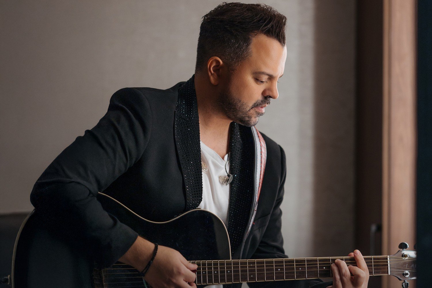 Ο Νίκος Απέργης κυκλοφορεί ένα δυναμικό unplugged – Η μαγεία των τραγουδιών χωρίς φίλτρα