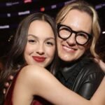 Olivia Rodrigo: «Η μητέρα μου με εμψυχώνει να υπερασπίζομαι ό,τι πιστεύω»