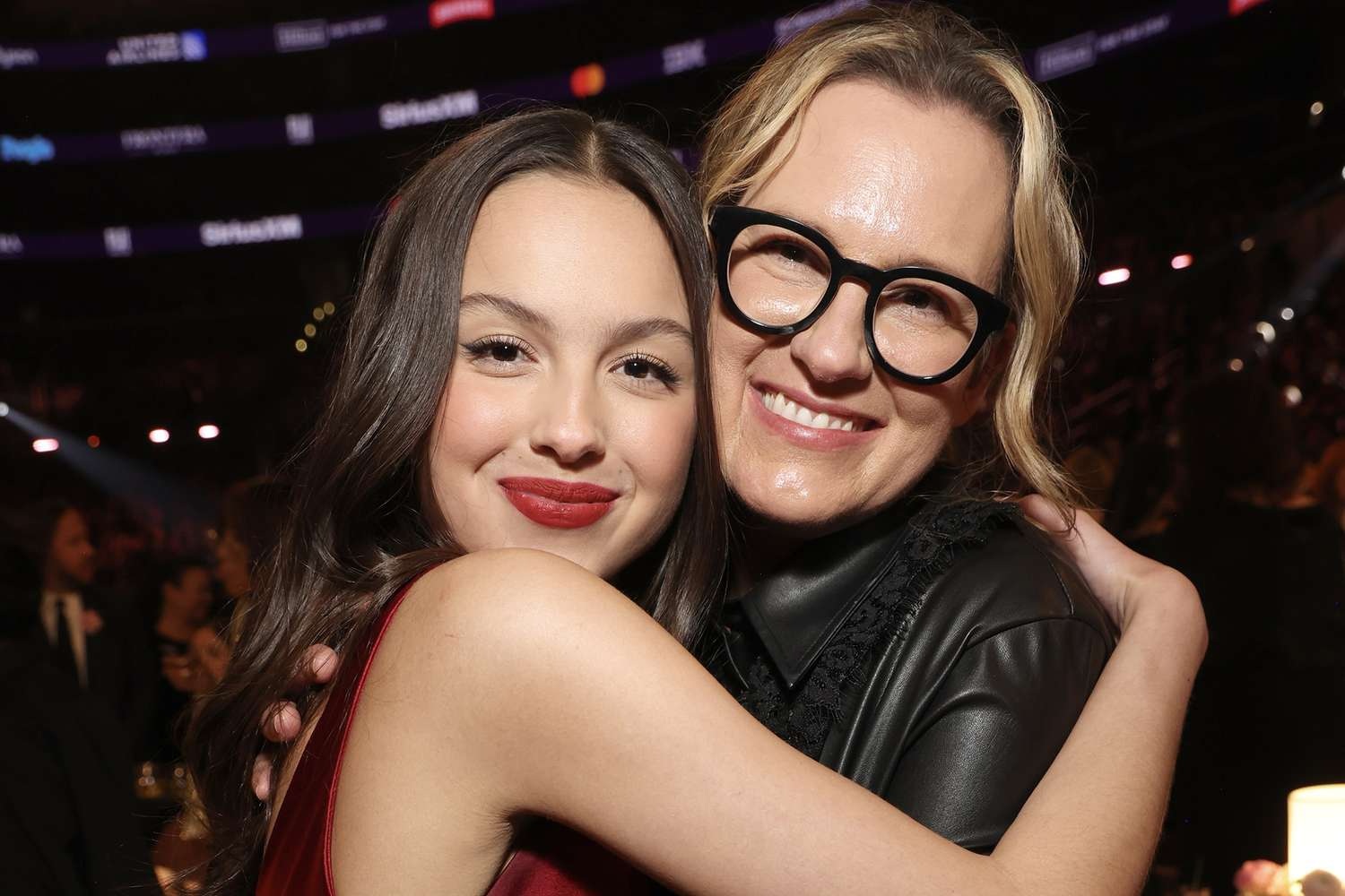 Olivia Rodrigo: «Η μητέρα μου με εμψυχώνει να υπερασπίζομαι ό,τι πιστεύω»