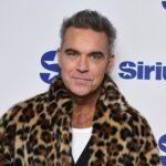 Robbie Williams: Τραγούδησε το «Angels» στους δρόμους της Σεβίλλης και θύμισε γιατί παραμένει ξεχωριστός
