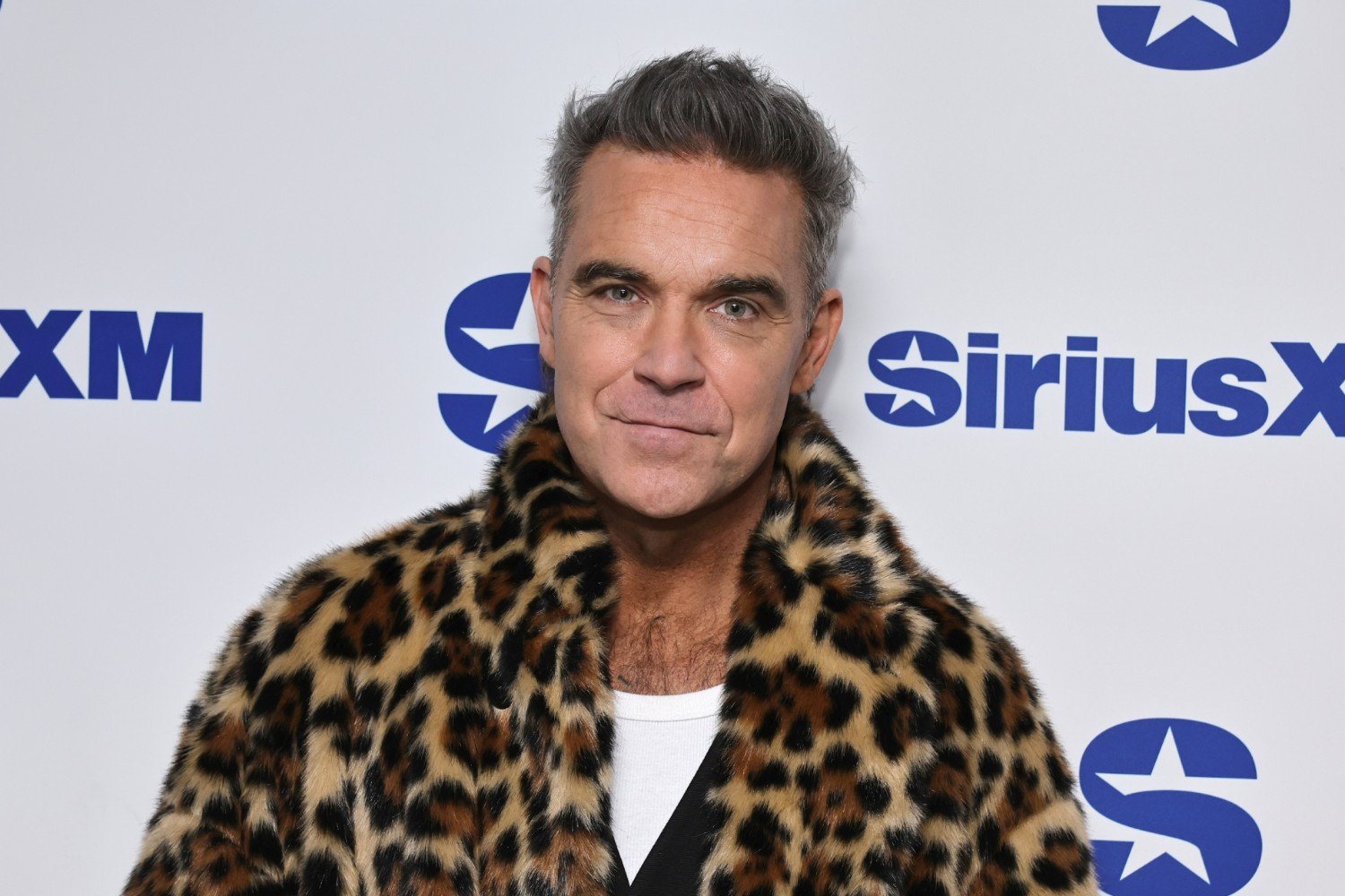 Robbie Williams: Τραγούδησε το «Angels» στους δρόμους της Σεβίλλης και θύμισε γιατί παραμένει ξεχωριστός