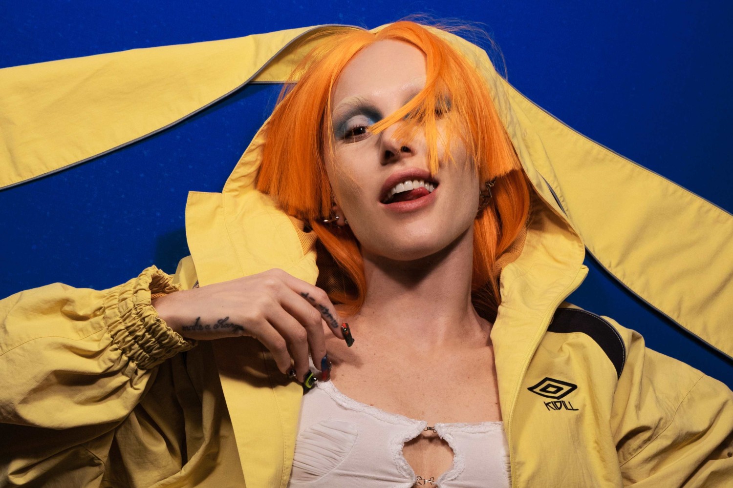 Η Τάμτα λάμπει σε ένα φουτουριστικό hyperpop σύμπαν με το νέο EP «The Heroine»