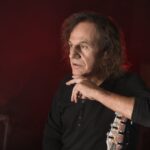 «Ανάμεσα Στα Κόκαλα»: Ο Βασίλης Παπακωνσταντίνου ζωντανεύει την προφητεία του Σεφέρη