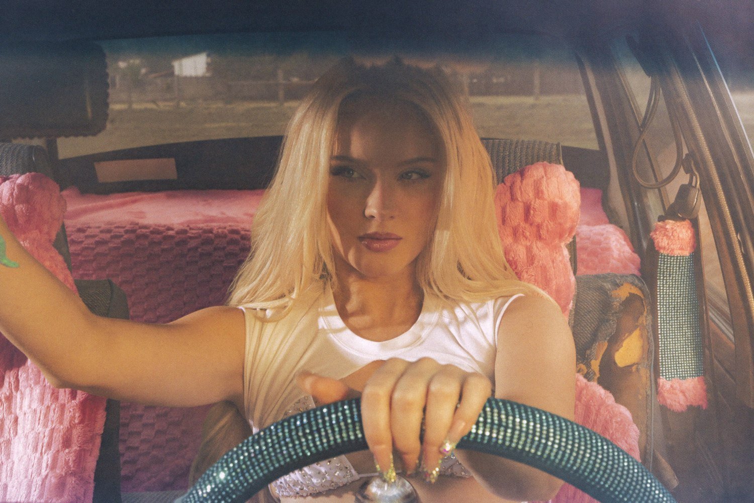 Η Zara Larsson ξεπερνά τη Sabrina Carpenter σε ακροατές στο Spotify και κατακτά το No. 1 με το «Stateside»