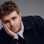 Alex Warren: «Ήμουν ένα παχουλό παιδί που δεν ήταν καν ο καλύτερος τραγουδιστής στην τάξη του» – Η διαδρομή από το TikTok στα Grammy