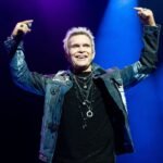 Ο Billy Idol υπερασπίζεται τη χρήση της σβάστικας από το punk κίνημα: «Ήταν performance art»